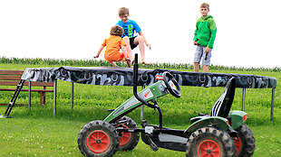 Kinder springen auf dem Trampolin im Ederhof